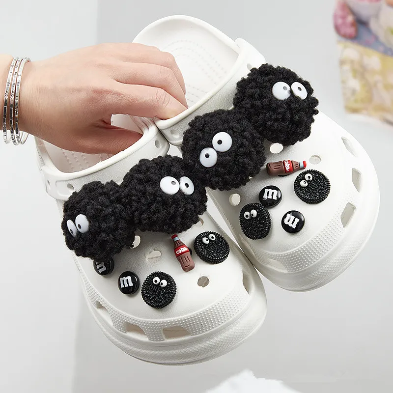 2023 Горячая распродажа DIY Черные плюшевые башни для обуви Croc Furry Ball Милые подвески из крокодила Дизайнерские прекрасные аксессуары для крокодила All-match