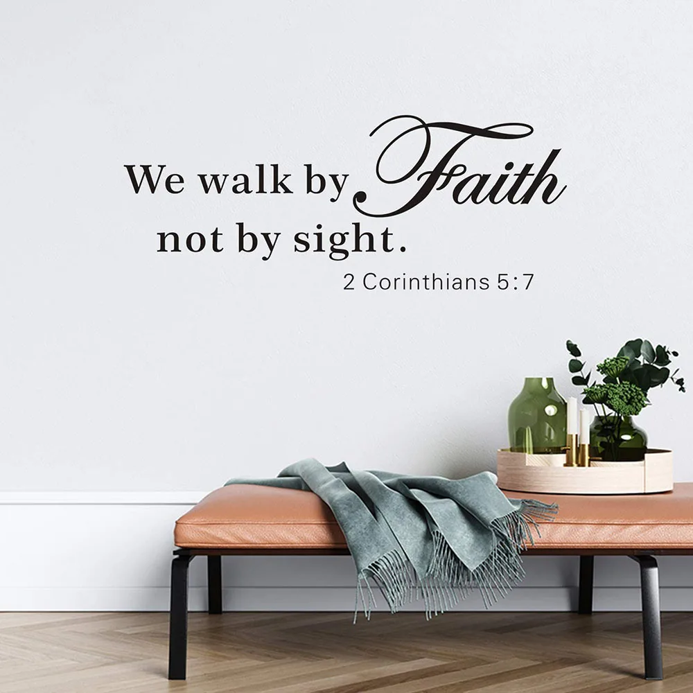 Мы ходим верою, а не видением Христианская наклейка на стену Библейский стих 2 Коринфянам 5:7 Вдохновляющая цитата Наклейка на стену Гостиная